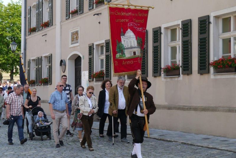 Fronleichnamsumzug auf dem Stadtplatz von Furth im Wald.