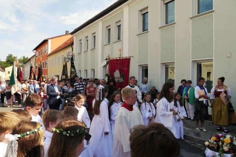 Kommunionkinder und Abordnungen der Vereine an Fronleichnam in der Herrenstraße.