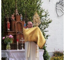 Pfarrer Seidl erteilt mit dem Allerheiligsten in der Monstranz den Segen.