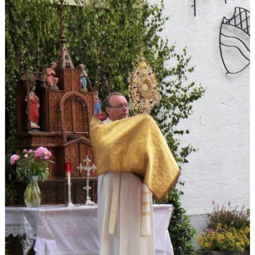 Pfarrer Seidl erteilt mit dem Allerheiligsten in der Monstranz den Segen.