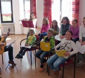 Die Kinder haben beim Proben im Thomas-Morus-Haus viel Freude.