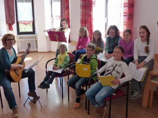 Die Kinder haben beim Proben im Thomas-Morus-Haus viel Freude.