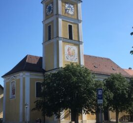 Die Kirche in der Ortsmitte von Ränkam