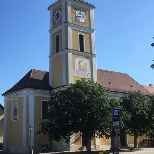 Die Kirche in der Ortsmitte von Ränkam