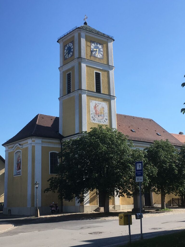 Die Kirche in der Ortsmitte von Ränkam