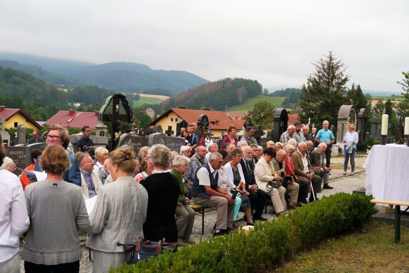 Die Gläubigen beim Gottesdienst bei der Kreuzkirche