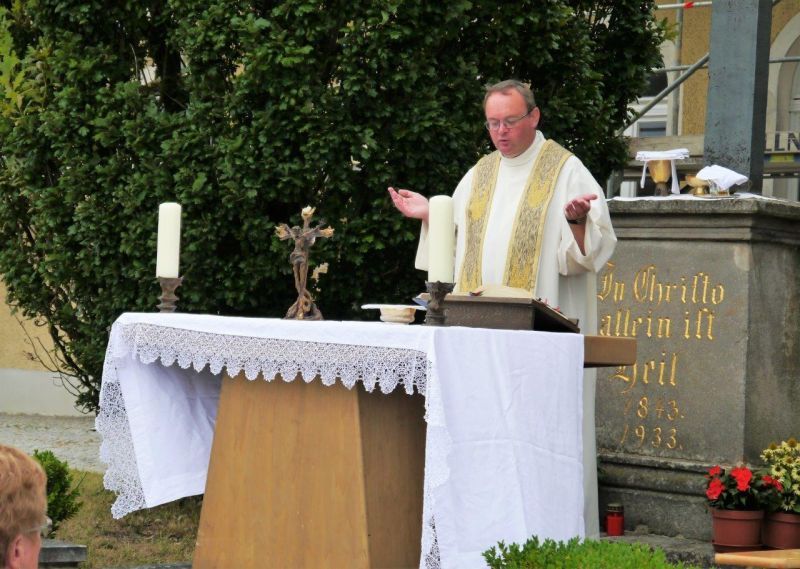 Den Gottesdienst bei der Kreuzkirche auf dem Friedhof hielt Pfarrer Seidl
