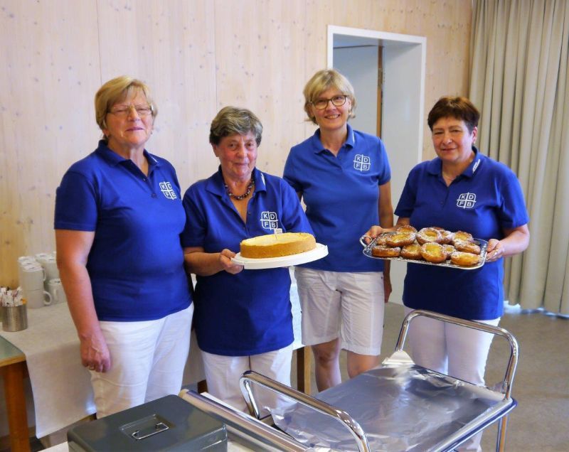 Die Damen vom KDFB boten Kuchen, Torten und Kaffee beim Kreuzkirta an.