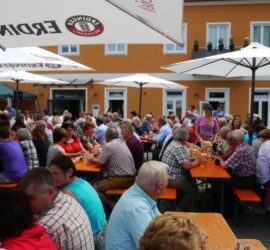 Die weltliche Feier des Kreuzkirta zieht viele Gäste an