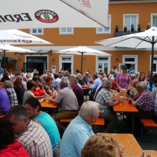 Die weltliche Feier des Kreuzkirta zieht viele Gäste an