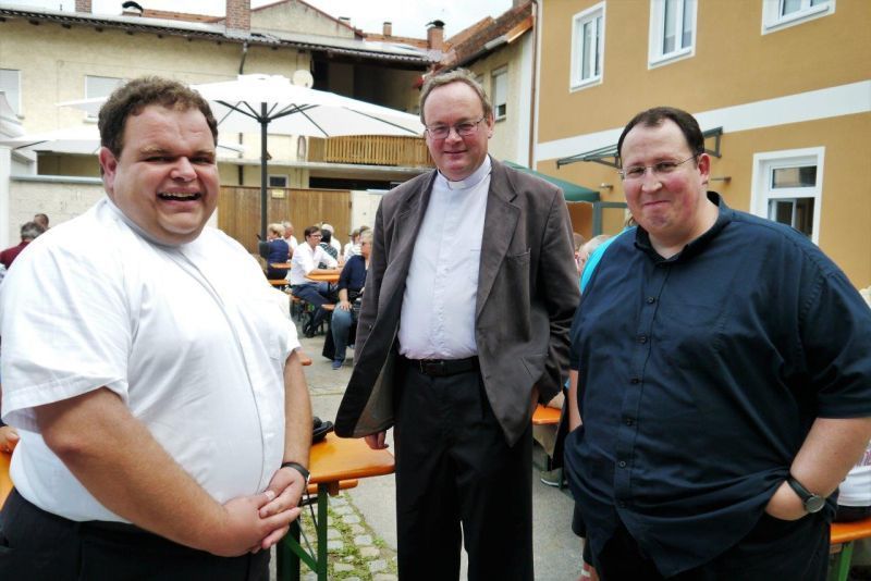 harmonische Ökumene in Furth im Wald: der katholische Stadtpfarrer Karl-Heinz Seidl, rechts sein evangelischer Amtsbruder Pfarrer Bernd Rosner, links der katholische Kaplan Daniel Schmid