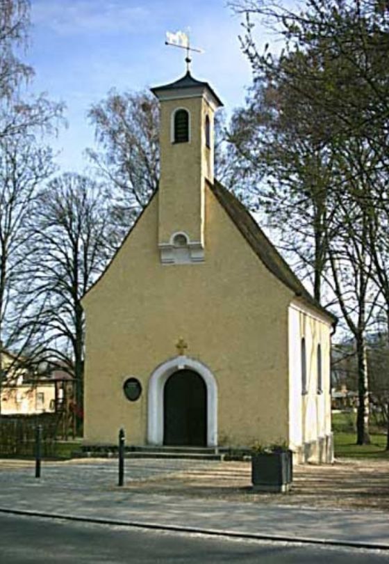 Die Leonhardikirche auf einer Insel zwischen einem Flutkanal und einem Nebenarm der Champ