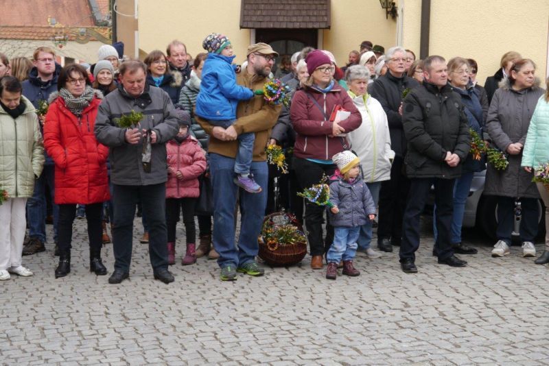 Palmsonntag auf dem Schloßplatz - viele Gläubige mit Kindern