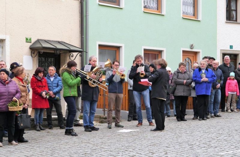 Der Chor gestaltete die Feier auf dem Schloßplatz mit