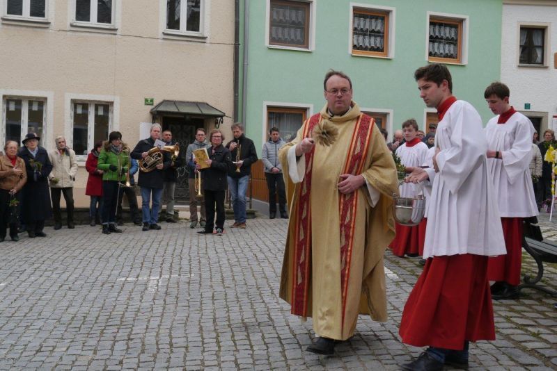 Pfarrer Seidl leitet die Feier auf dem Schloßplatz