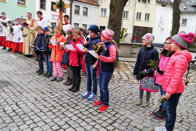 Die Kinder bei der Weihe auf dem Schloßplatz