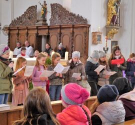 Nach der Weihe der Gestecke auf dem Schloßplatz folgt der Gottesdienst in der Kirche.
