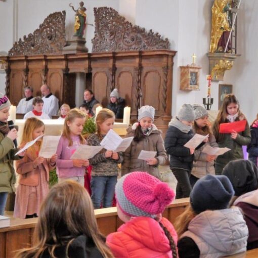 Nach der Weihe der Gestecke auf dem Schloßplatz folgt der Gottesdienst in der Kirche.