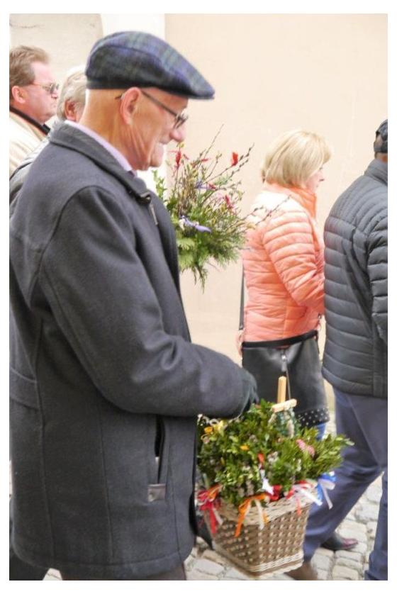Die Gläubigen mit ihren gesegneten Gebinden.