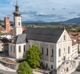 Die Further Stadtpfarrkirche Mariä Himmelfahrt. Neben dem Kirchturm ist der Stadtturm zu sehen.