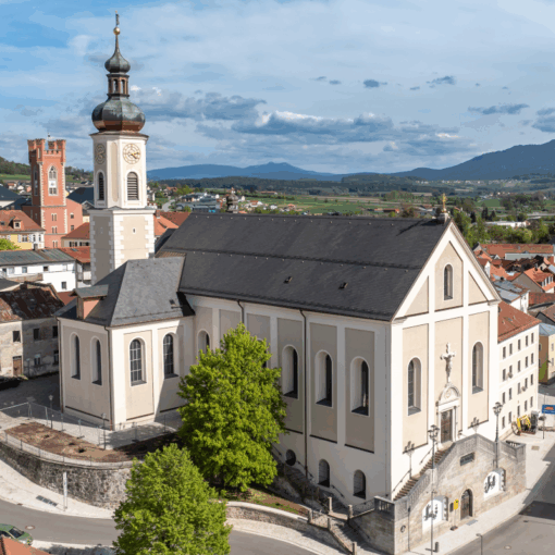 Die Further Stadtpfarrkirche Mariä Himmelfahrt. Neben dem Kirchturm ist der Stadtturm zu sehen.