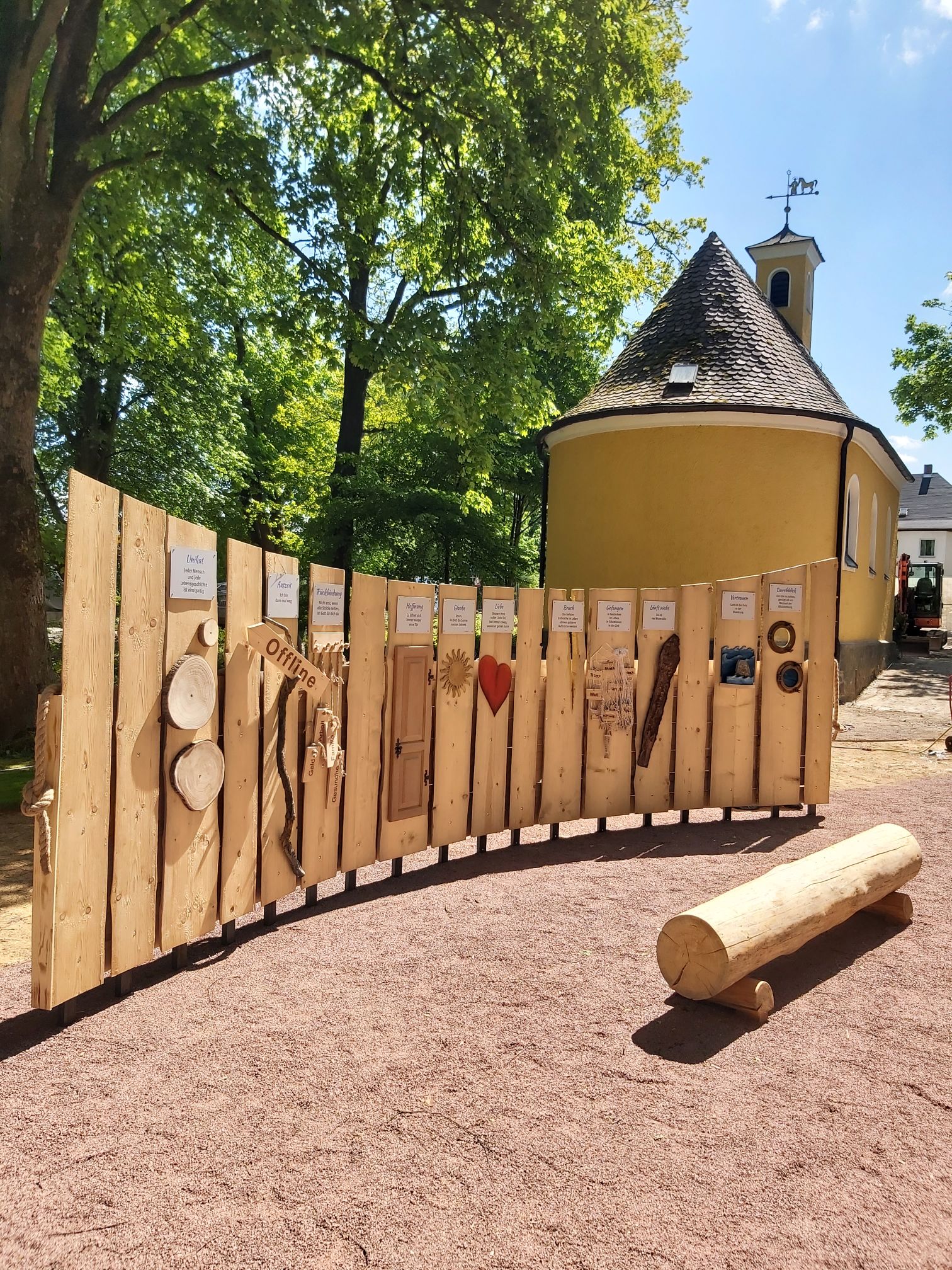Seitenwand des "Boot des Lebens"