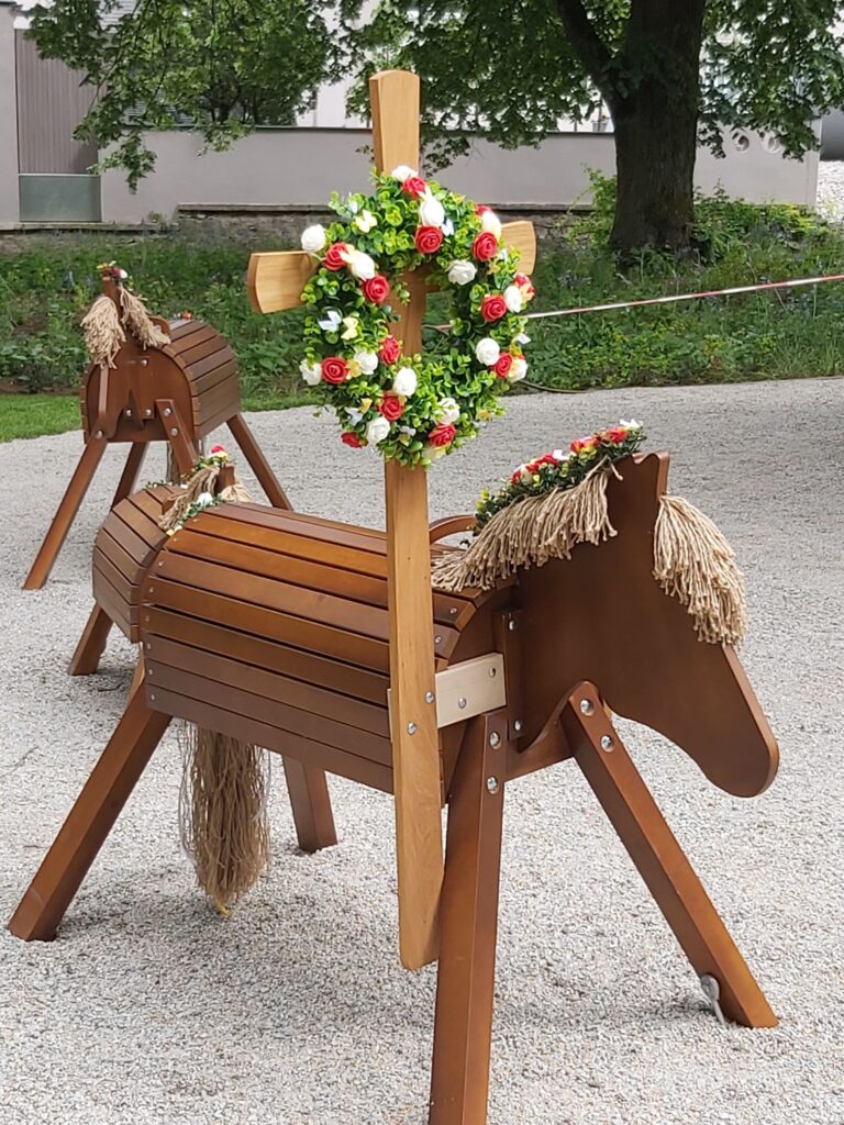 Unsere Holzpferdchen stellen den Leonhardiritt dar.