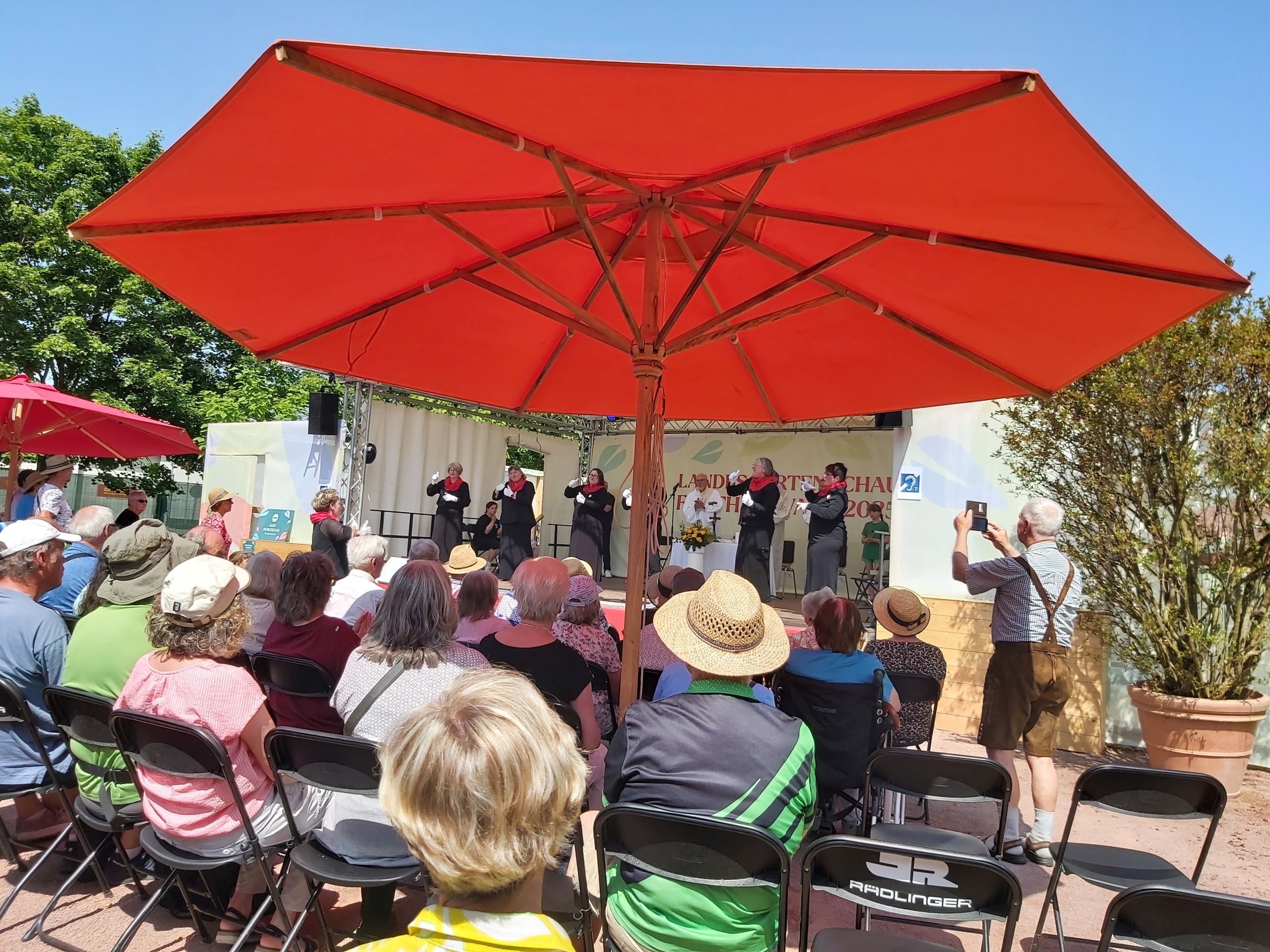 Sonntagsgottesdienst im Zeichen des sozialen Miteinanders mit dem Gehörlosenchor "Singende Hände"